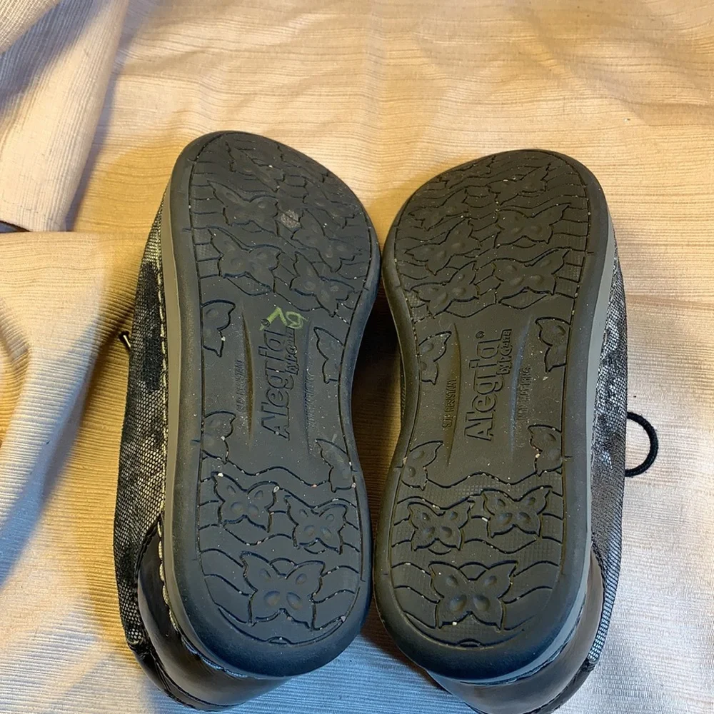 Alegria leather lace up shoes in EUC w/silver colr
